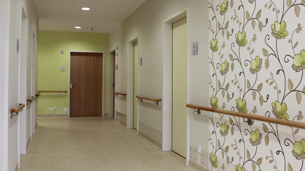 Couloir de centre de soins de la maison de retraite à Hösbach