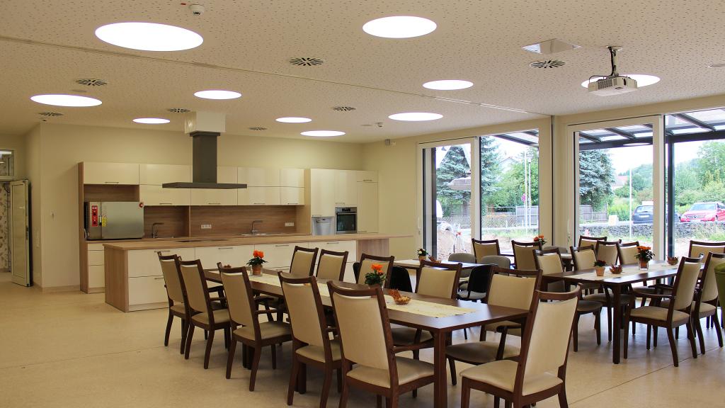 Cantine avec cuisine et salle à manger dans l'établissement de soins modulaires de la maison de retraite à Hösbach