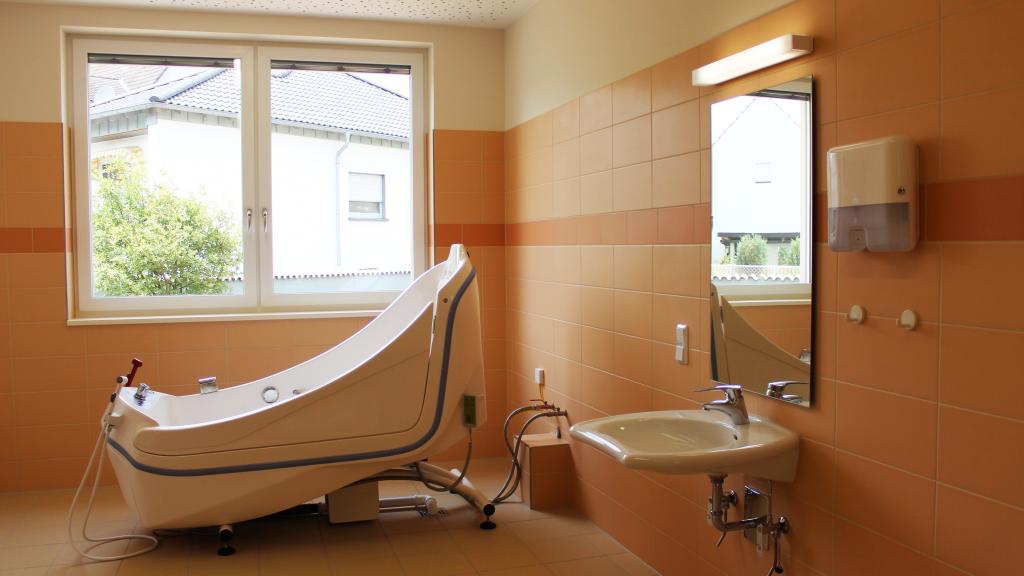 Salle de bain adaptée aux soins dans l'établissement de soins modulaires Seniorenstift Hösbach