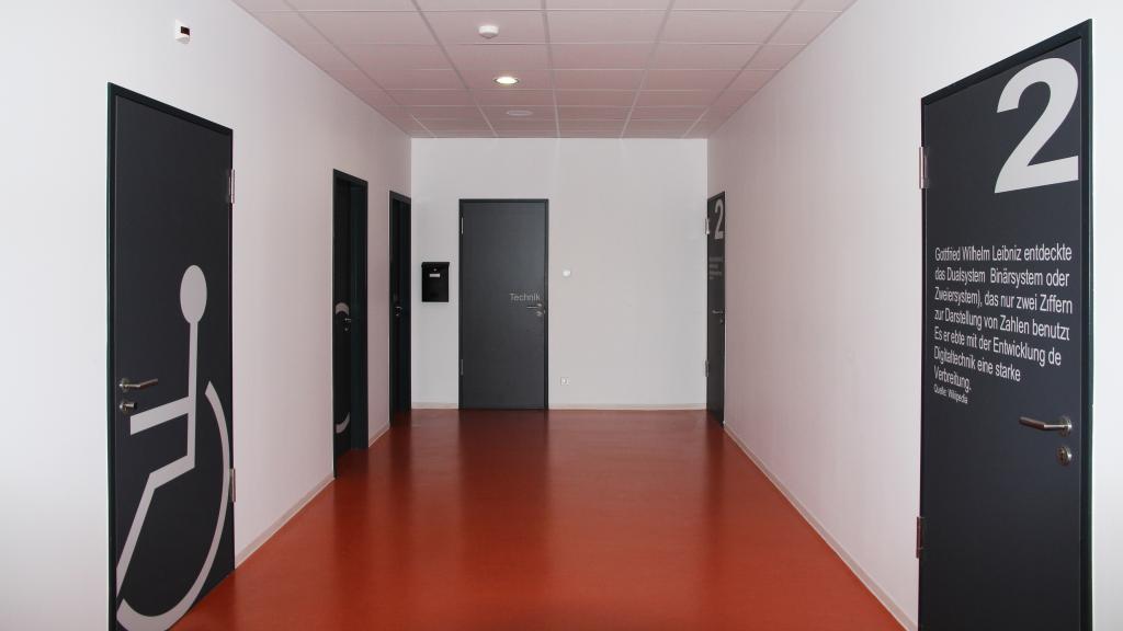 Couloir vers les espaces sanitaires de la cantine de la garderie à plein temps de l’école de Külsheim