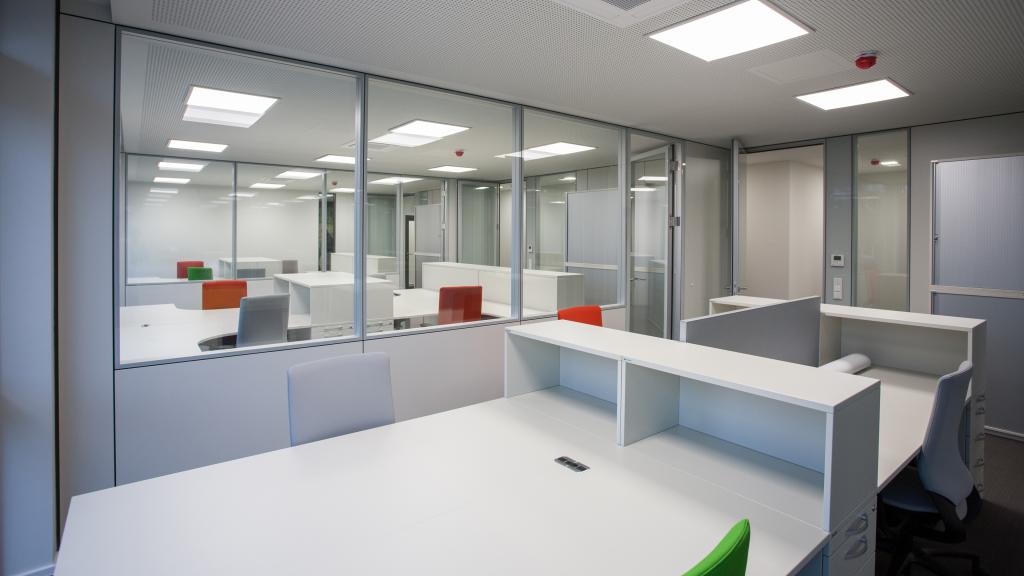 Des postes de travail lumineux dans les salles de bureaux d'un immeuble de bureaux moderne en construction modulaire