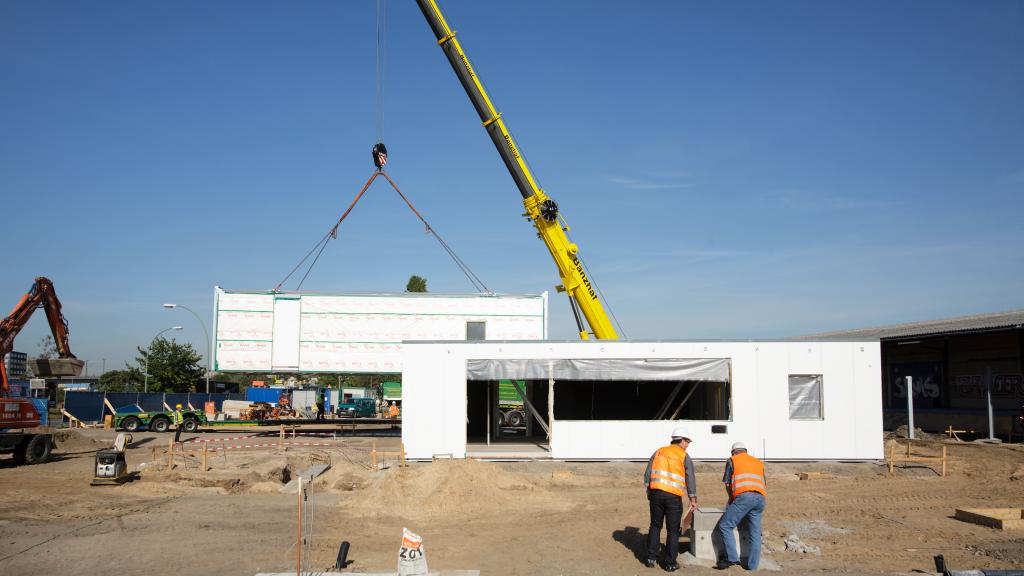 Setting-up of the modules at the construction site of the Total petrol station with shop building in system construction