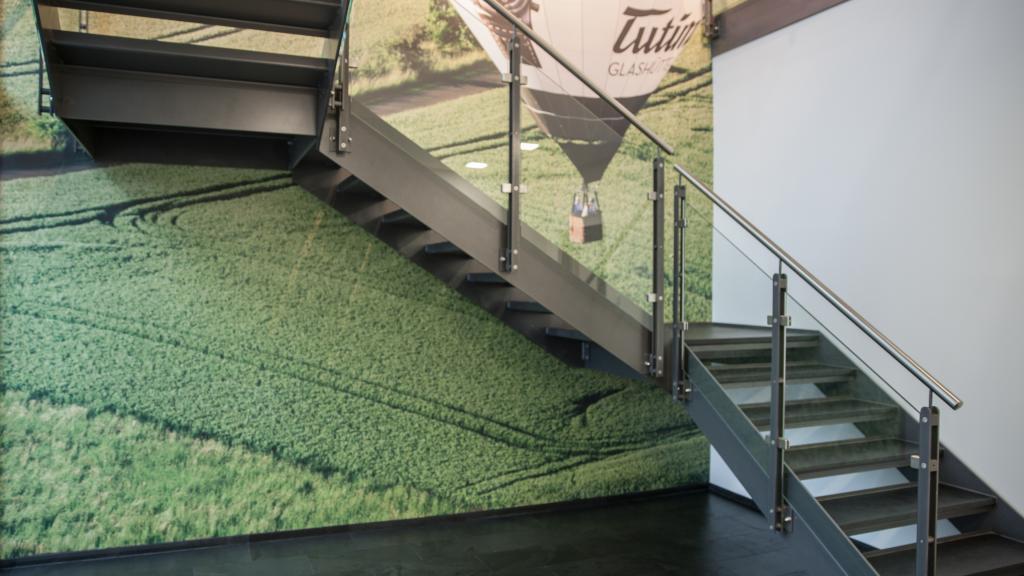 Escalier avec rampe en verre dans le bâtiment des bureaux techniques par SÄBU Morsbach