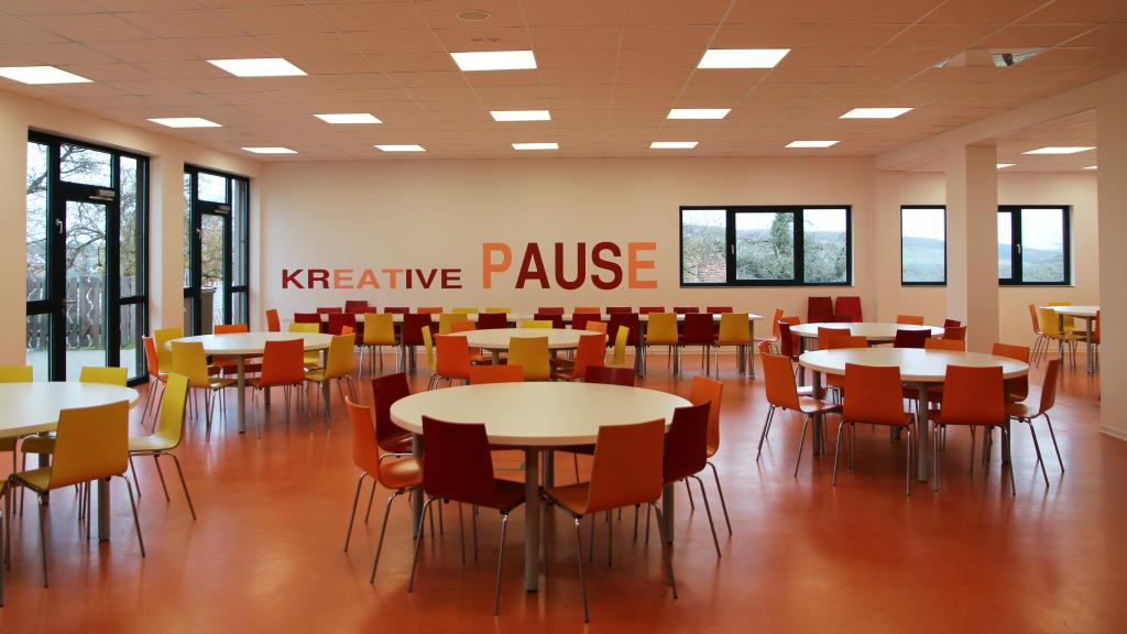Salle de pause dans la cantine de l’école modulaire avec accueil pendant toute la journée à Külsheim