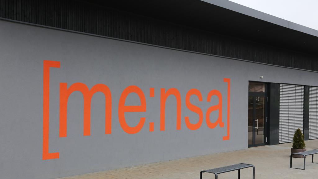 Lettrage orange "Mensa" sur la façade de l'école PAGS de Kühlsheim.